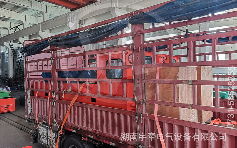 12吨锂电池电机车装车发货 2.jpg