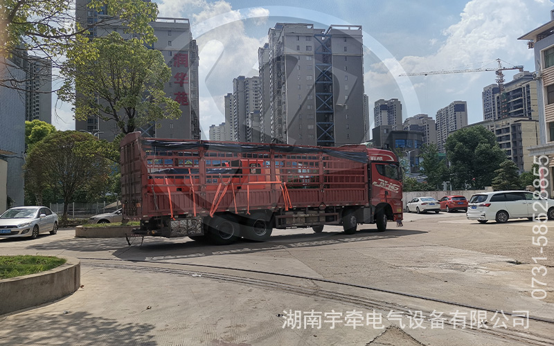 12吨锂电池电机车装车发货 3.jpg